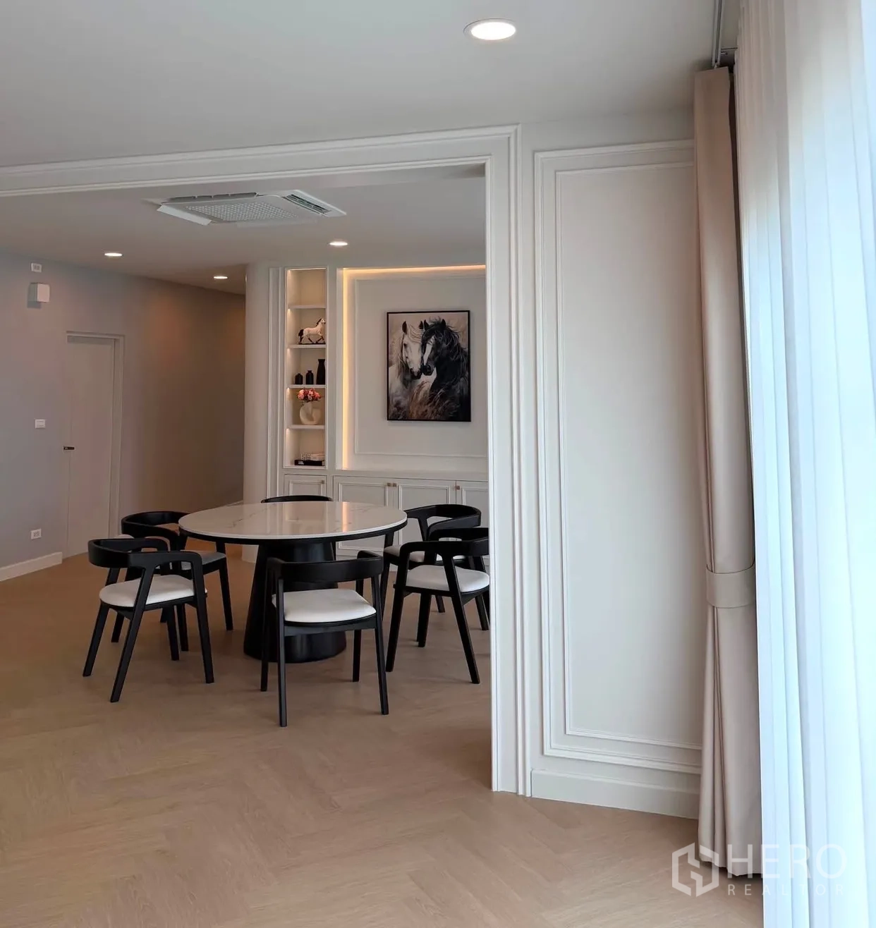บ้านเดี่ยว for rent or sale in Bang Phli, Samut Prakan - มุมมองแบบเปิดไปยังโซนรับประทานอาหาร กรอบด้วยผนังลายคลาสสิก