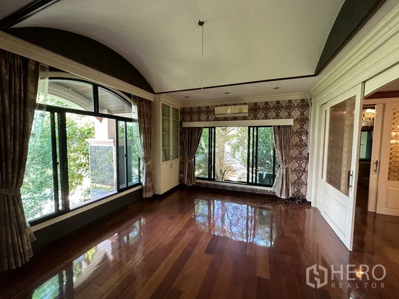 独立式住宅 出售在Lam Luk Ka, Pathum Thani - 采光卧室 大拱形窗与木地板