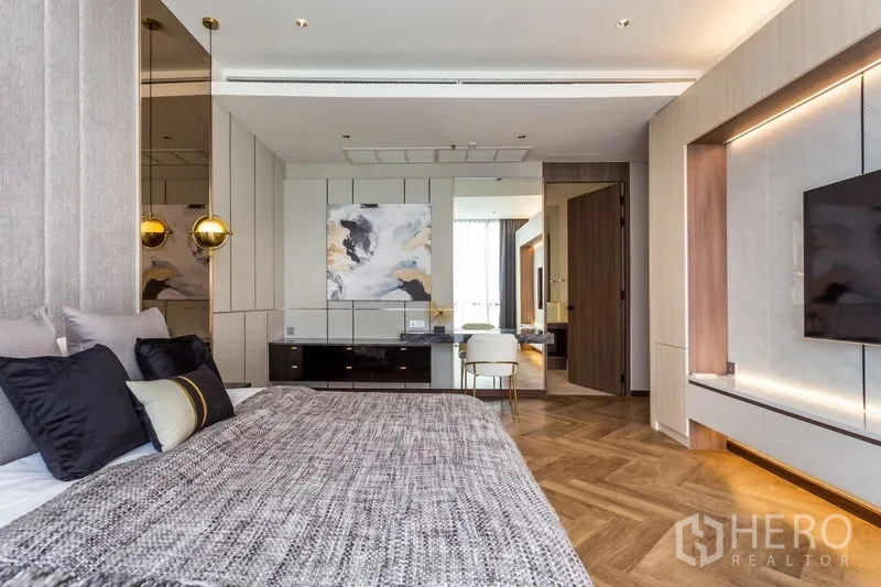 คอนโด ให้เช่าในKhlong Toei, Bangkok - ห้องนอนมาสเตอร์กว้าง ผนังตกแต่ง ทีวีบิลท์อิน และมุมทำงาน