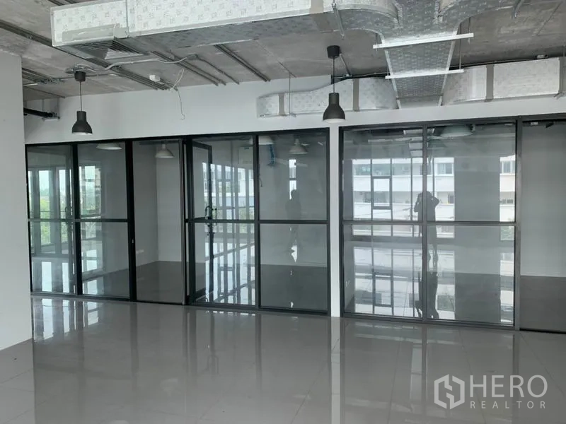 办公空间 出租在Phaya Thai, Bangkok - 角落办公区设多间玻璃隔间与大窗户，通透明亮。