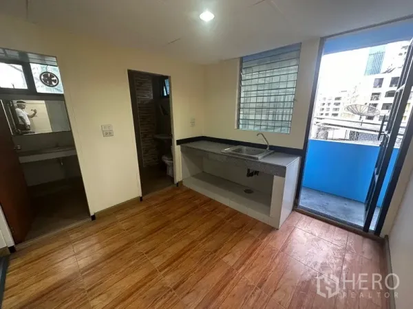 办公空间 出租在Bang Rak, Bangkok - 带水槽的茶水间，瓷砖地面，连接阳台并邻近卫生间。