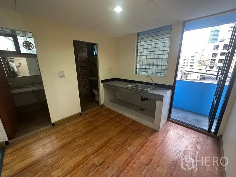 办公空间 出租在Bang Rak, Bangkok - 带水槽的茶水间，瓷砖地面，连接阳台并邻近卫生间。