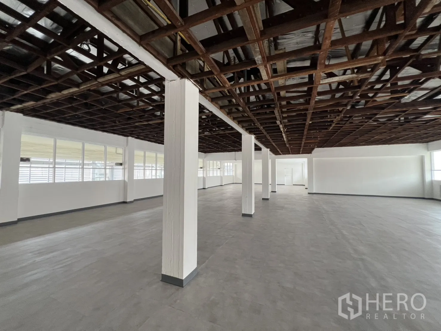 Office Space for rent in Watthana, Bangkok - Long view across the 400 sqm floor plate with columns and flexible open space.