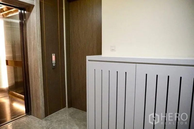 คอนโด ให้เช่าในKhlong Toei, Bangkok - โถงลิฟต์ของอาคาร พร้อมลิฟต์และประตูห้องไม้