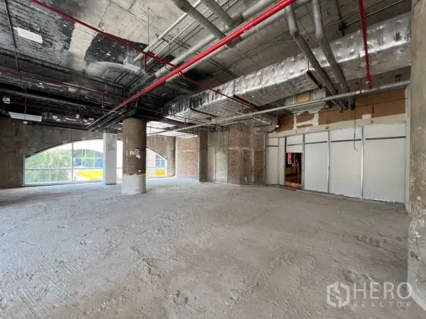 พื้นที่ขายปลีก ให้เช่า - ยูนิตมุมแบบ open-plan มีเสากลาง เพดานบุฉนวน และหน้าต่างโค้งสูงเต็มบาน