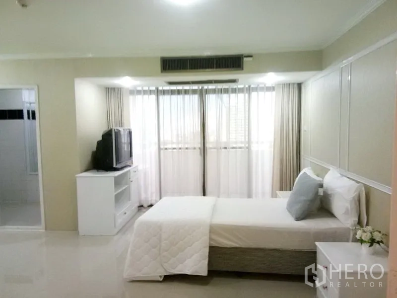 คอนโด ให้เช่าในWatthana, Bangkok - ห้องนอนรองมีทางออกระเบียง ม่านโปร่ง พร้อมชั้นวางทีวี