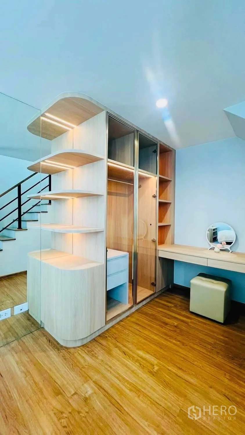 ทาวน์เฮาส์ for rent in Bang Phli, Samut Prakan - ตู้เสื้อผ้าบิวท์อินและมุมแต่งตัวพร้อมชั้นวางข้างบันได