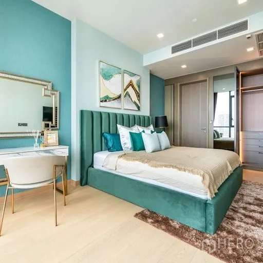 คอนโด ให้เช่าหรือขายในWatthana, Bangkok - ห้องนอนพร้อมเตียงบุนวม โต๊ะเครื่องแป้ง และทางเข้าห้องแต่งตัวแบบวอล์กอิน