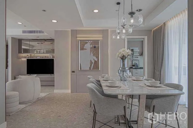 คอนโด ให้เช่าหรือขายในWatthana, Bangkok - พื้นที่รับประทานอาหาร โต๊ะหินอ่อน เก้าอี้ผ้าบุ และโคมไฟแขวน.