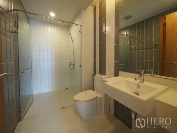 คอนโด ให้เช่าในRatchathewi, Bangkok - ห้องน้ำสมัยใหม่พร้อมฝักบัวแบบวอล์กอิน กั้นกระจก กระจกบานใหญ่และอ่างล้างหน้าทรงสี่เหลี่ยม ในคอนโดกรุงเทพฯ