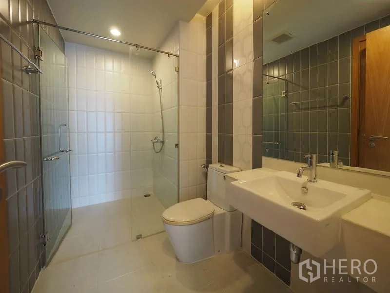 คอนโด ให้เช่าในRatchathewi, Bangkok - ห้องน้ำสมัยใหม่พร้อมฝักบัวแบบวอล์กอิน กั้นกระจก กระจกบานใหญ่และอ่างล้างหน้าทรงสี่เหลี่ยม ในคอนโดกรุงเทพฯ