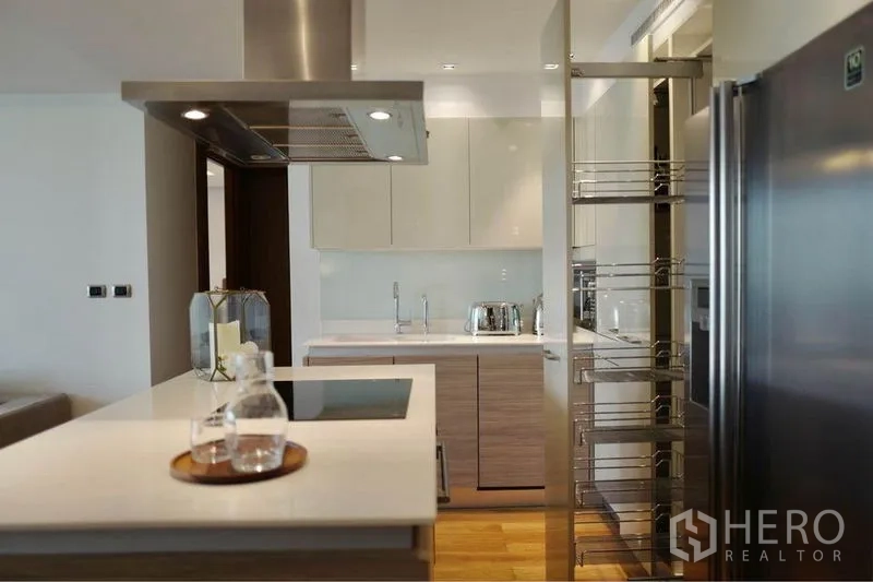 คอนโด ให้เช่าหรือขายในPhaya Thai, Bangkok - ครัวร่วมสมัยพร้อมเตาอินดักชันบนไอส์แลนด์ ตู้เก็บของแบบดึง และตู้เย็นบานคู่
