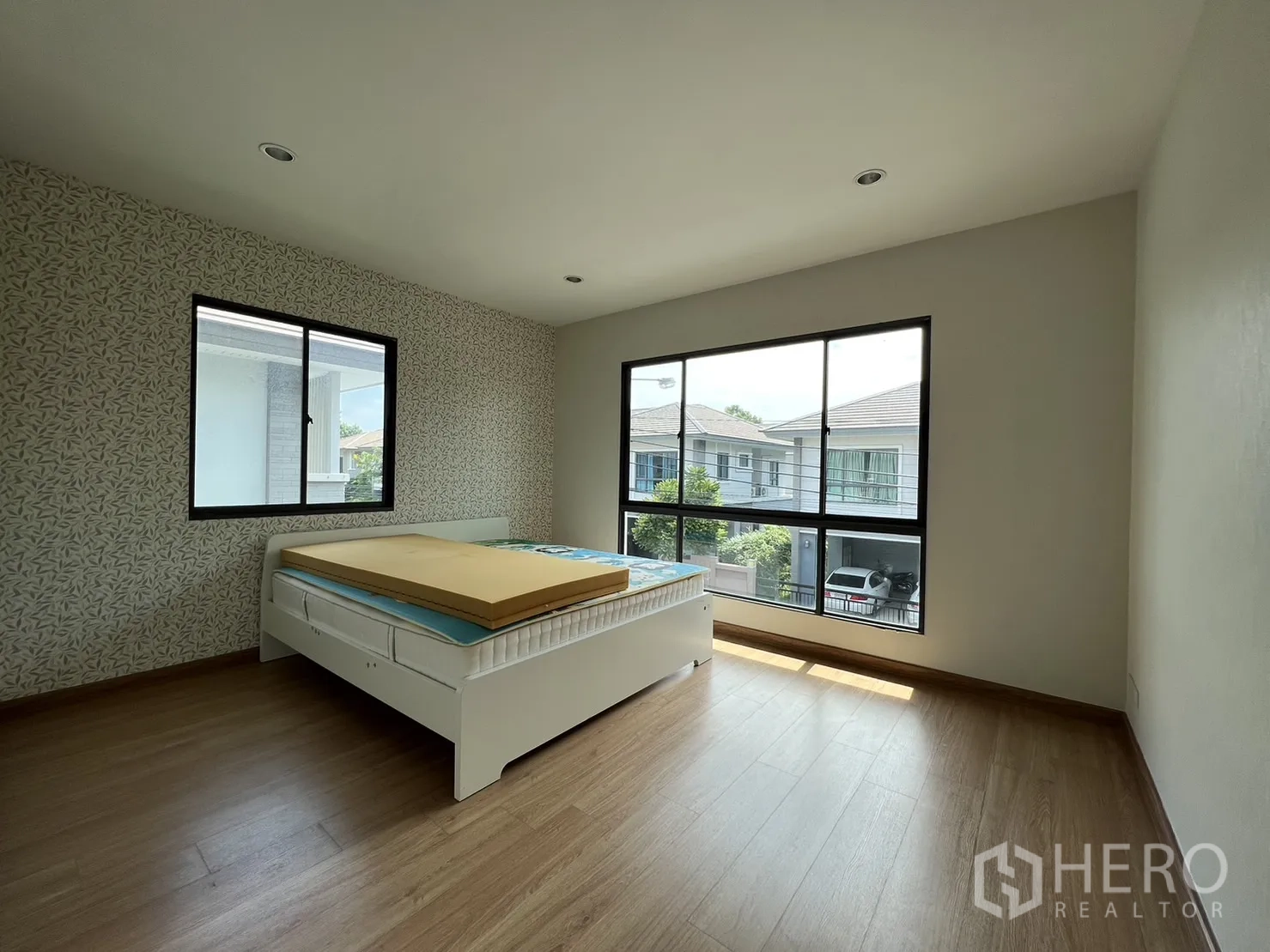 Detached House for sale in Suan Luang, Bangkok - Master bedroom with large corner windows and natural light.