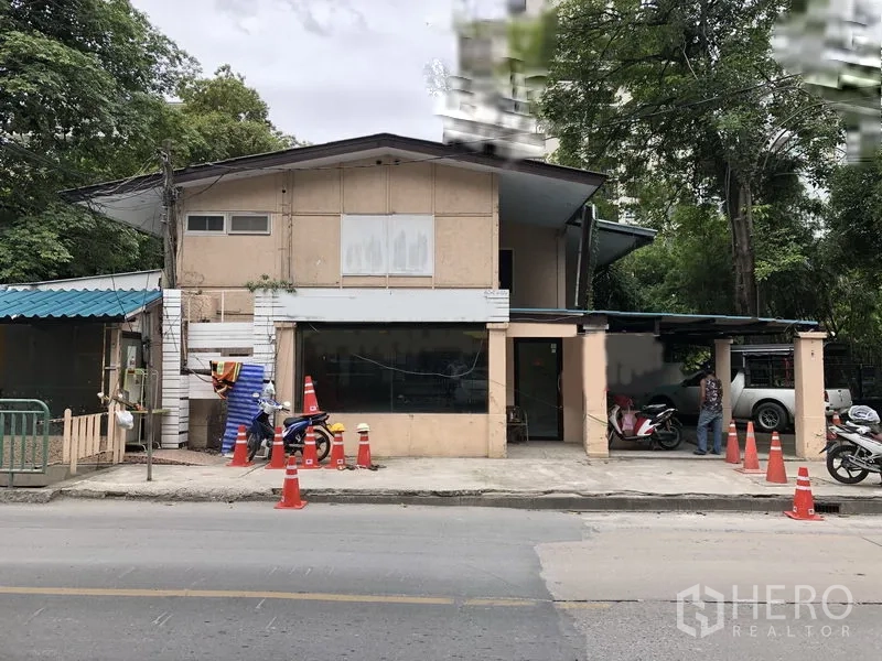 พื้นที่ขายปลีก ให้เช่าในWatthana, Bangkok - ด้านหน้าตึกสองชั้น หน้าต่างโชว์สินค้ากว้าง ทางเข้าแบบมีหลังคาและพื้นที่ทางเท้า