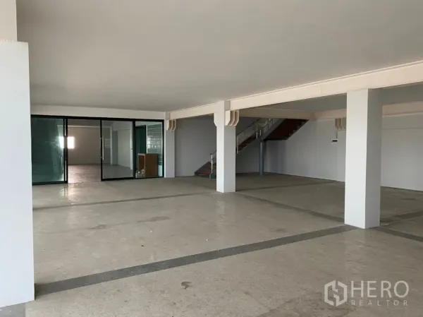 货栈 出租在Lat Krabang, Bangkok - 开放式室内空间，玻璃隔断办公室与楼梯