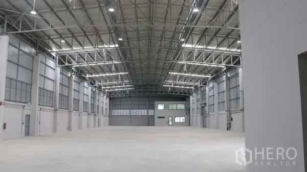 Warehouse for rent in Sam Phran, Nakhon Pathom - Expansive clear‑span warehouse hall with skylights, LED lighting and several loading bays.