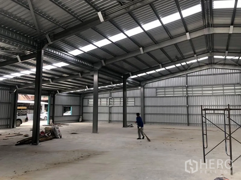 货栈 出租在Lak Si, Bangkok - 内部视角展示多处分区、钢梁与明亮采光。