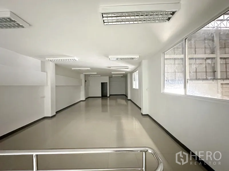 货栈 出租在Phra Nakhon Si Ayutthaya - 采光良好的两层办公室，瓷砖地与窗户。