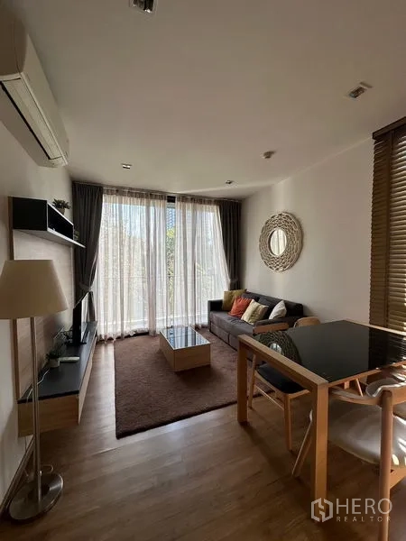 公寓 出租在Watthana, Bangkok - 厨房橱柜与不锈钢冰箱，靠近入户门