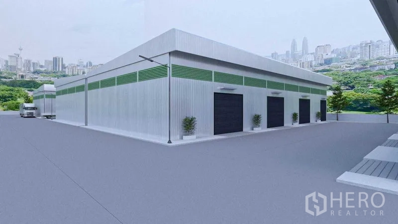 คลังสินค้า ให้เช่าในBang Phli, Samut Prakan - ภายนอกโกดังผนังเมทัลชีท มีประตูม้วนหลายบาน ลานถนนกว้าง และฉากหลังเป็นเส้นขอบฟ้าเมือง