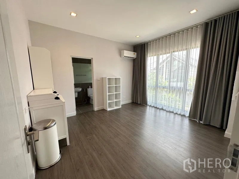 Detached House for rent or sale - Spacious bedroom with wood floors, balcony doors and entrance to an ensuite bathroom.