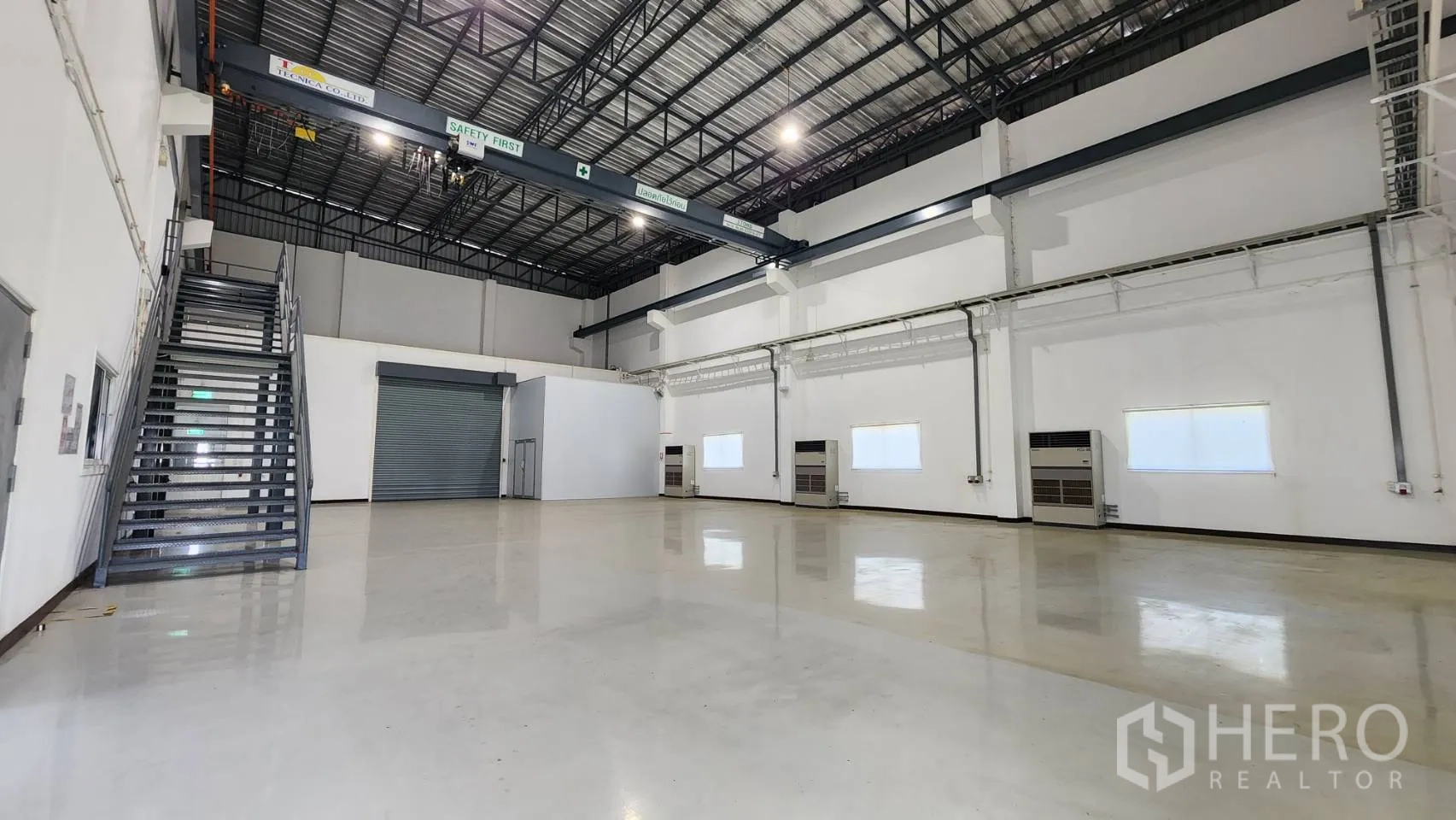 Factory for sale in Bang Bo, Samut Prakan - Air-conditioned office with windows and fluorescent ceiling lights.