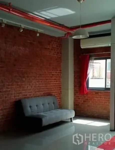 สำนักงาน ให้เช่าในKhlong Toei, Bangkok - พื้นที่นั่งเล่นชิดผนังอิฐ โคมสปอตไลท์ และเครื่องปรับอากาศ