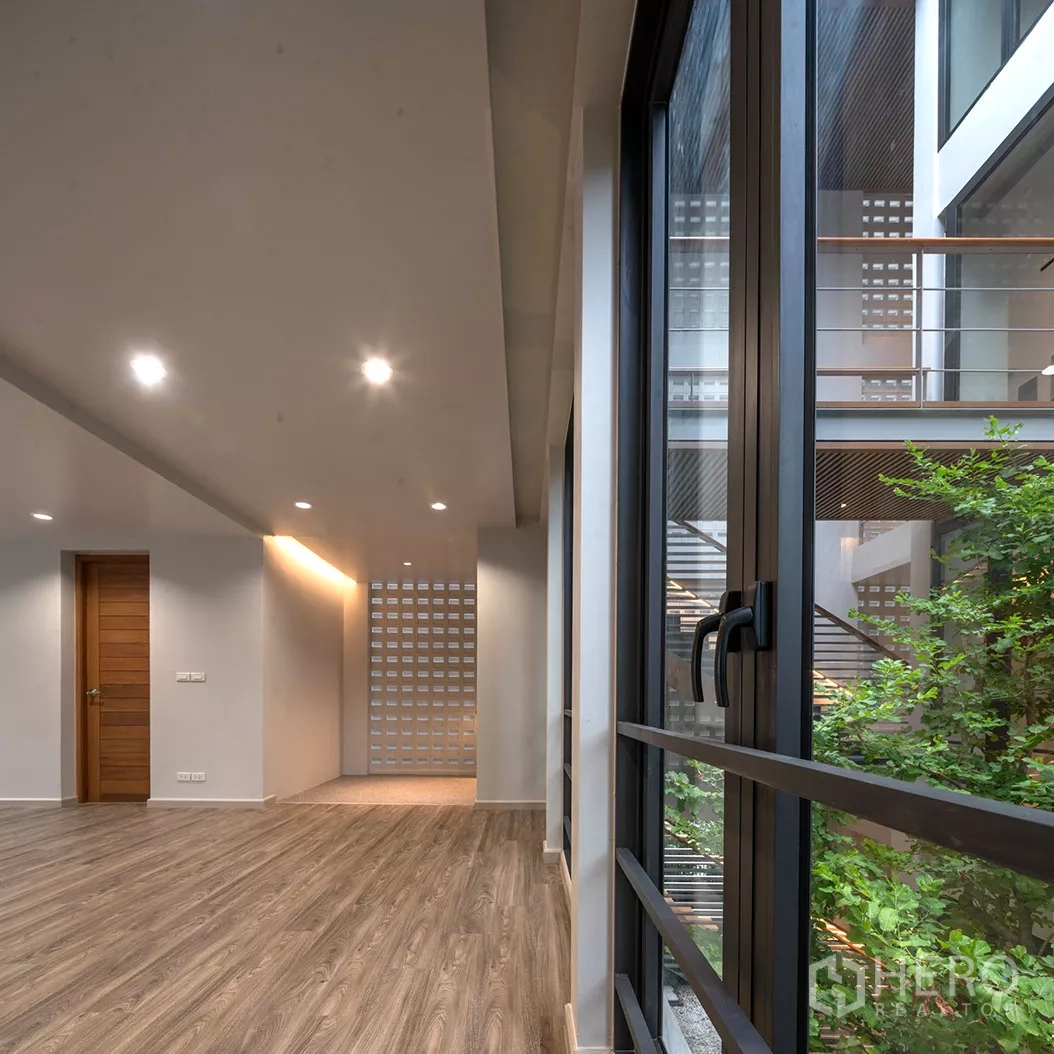 带办公室的家 出租或出售在Phra Khanong, Bangkok - 楼层走廊，木地板，眺望中央天井