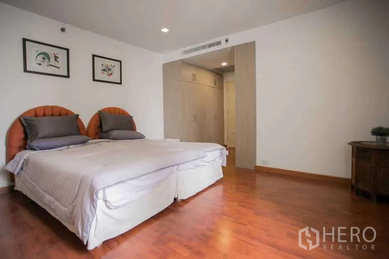 คอนโด ให้เช่าหรือขายในWatthana, Bangkok - มุมมองอีกด้านของห้องนอนที่สอง โชว์ตู้เสื้อผ้าและพื้นไม้