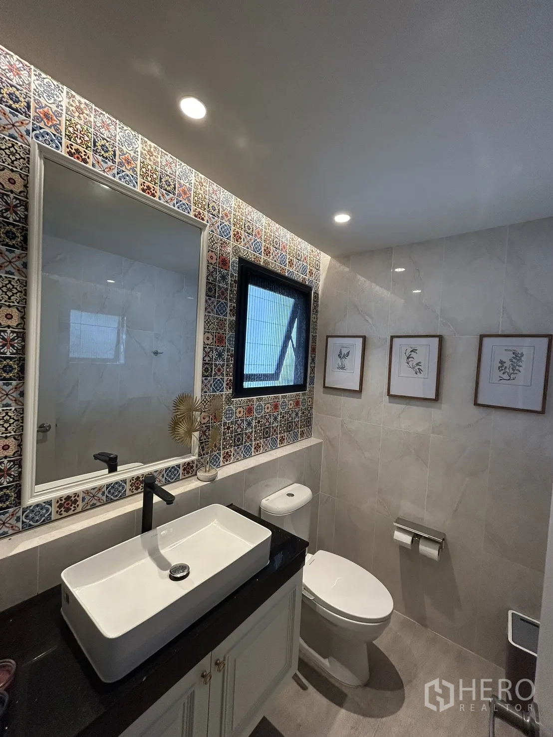 Detached House for rent in Bang Phli, Samut Prakan - Powder room with patterned decorative tiles and rectangular basin.