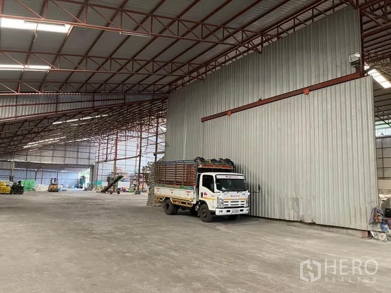 货栈 出售在Lam Luk Ka, Pathum Thani - 仓库区间的大开口，露出明亮无柱的存储空间。