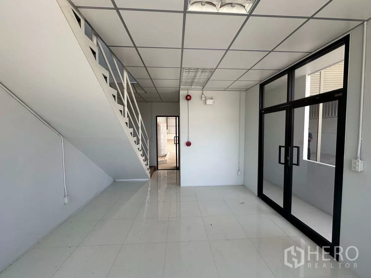 货栈 出租在Wang Noi, Phra Nakhon Si Ayutthaya - 一层办公室前厅，玻璃门与通往二层的楼梯。