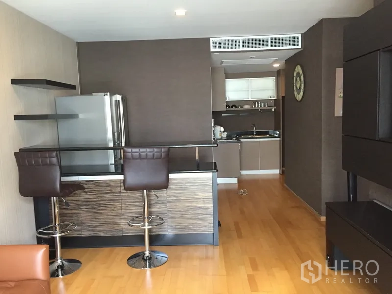 公寓 出租或出售在Khlong Toei, Bangkok - 开放式厨房，带吧台与高脚椅，木地板的现代公寓。