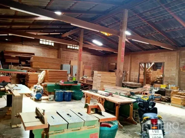 บ้าน ขายในBang Na, Bangkok - พื้นที่เวิร์กชอปกว้าง มีไม้กอง โต๊ะทำงาน และเครื่องจักรงานไม้