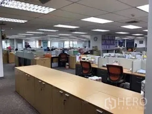 สำนักงาน ให้เช่าในKhlong Toei, Bangkok - พื้นที่ออฟฟิศแปลนโล่งกว้าง พร้อมโต๊ะทำงาน ตู้เก็บของ และไฟสว่างทั่วชั้น