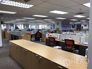 สำนักงาน ให้เช่าในKhlong Toei, Bangkok - พื้นที่ออฟฟิศแปลนโล่งกว้าง พร้อมโต๊ะทำงาน ตู้เก็บของ และไฟสว่างทั่วชั้น