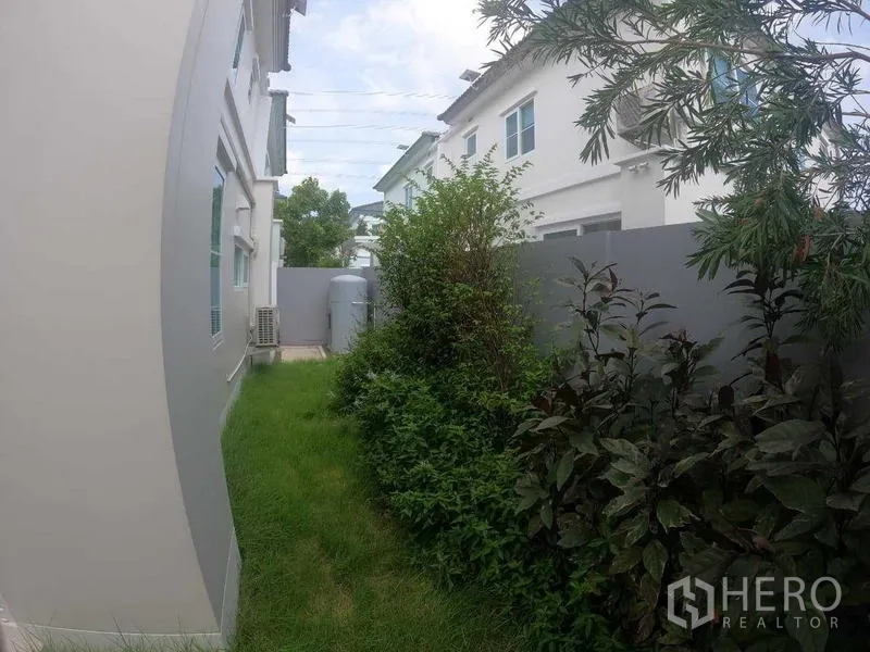 Townhouse for rent - Private side garden beside the townhouse with lawn and shrubs.