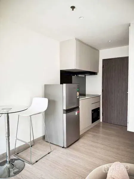 คอนโด ขายในWatthana, Bangkok - ครัวขนาดกะทัดรัดพร้อมตู้เย็น เตาและตู้เก็บของดีไซน์โมเดิร์น