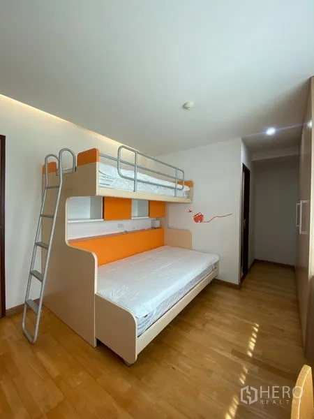 คอนโด ให้เช่าหรือขายในKhlong Toei, Bangkok - ห้องเด็กพร้อมเตียงสองชั้นโทนส้มมีบันไดข้างตู้เสื้อผ้า