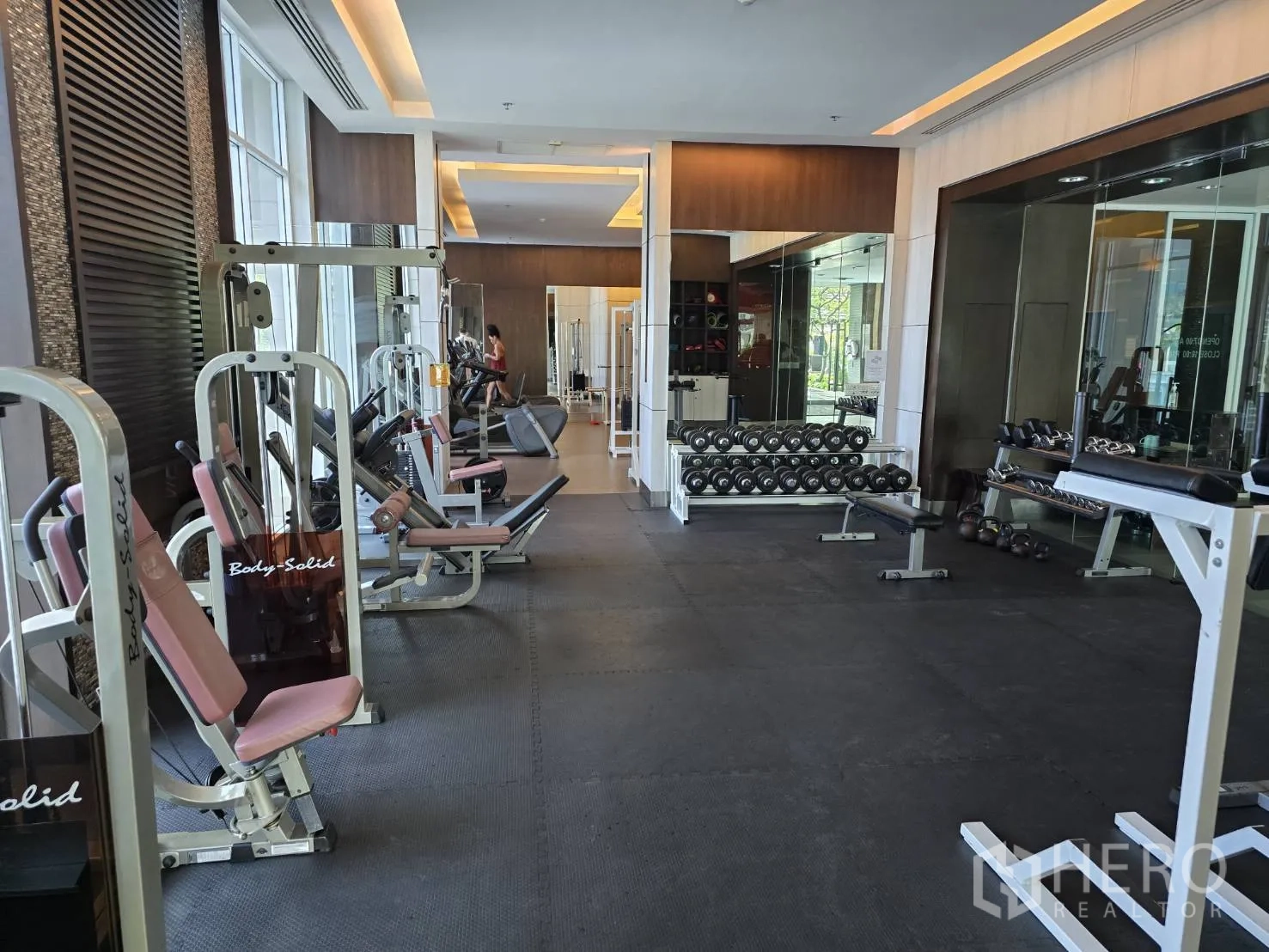 คอนโด for rent or sale in Watthana, Bangkok - ล็อบบี้หรูมีเคาน์เตอร์ต้อนรับ โซฟา และโคมระย้าแก้ว.