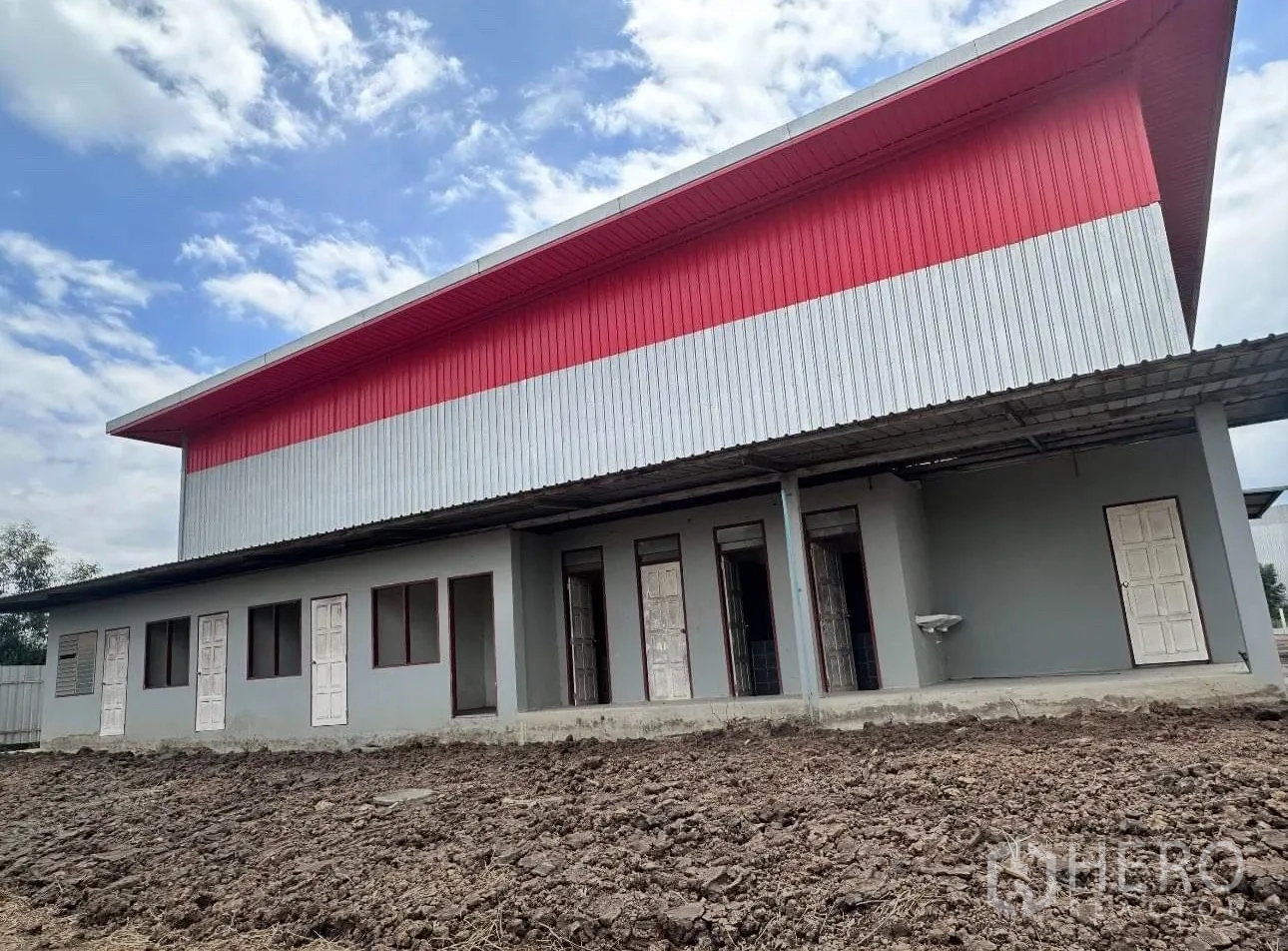 仓库 for sale in Sai Noi, Nonthaburi - 仓库后立面设多处出入口及带顶走道。