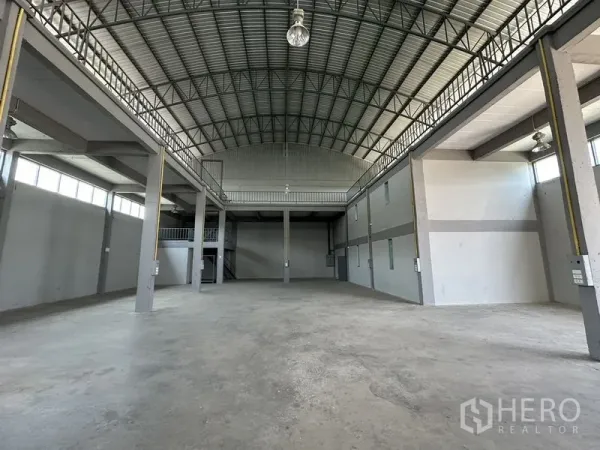 工厂 出租在Lam Luk Ka, Pathum Thani - 宽敞厂房内部，设夹层、采光窗与开阔生产区域。