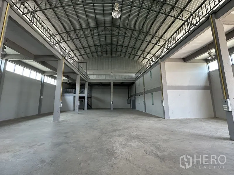 工厂 出租在Lam Luk Ka, Pathum Thani - 宽敞厂房内部，设夹层、采光窗与开阔生产区域。