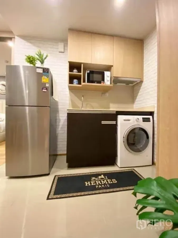 คอนโด ขายในRatchathewi, Bangkok - ครัวขนาดกะทัดรัดพร้อมตู้เย็นสแตนเลส ตู้เก็บของ ไมโครเวฟ เครื่องดูดควัน และเครื่องซักผ้าฝาหน้า