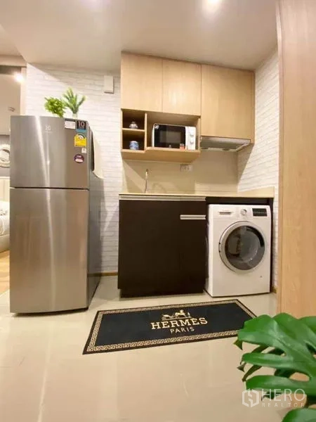 คอนโด ขายในRatchathewi, Bangkok - ครัวขนาดกะทัดรัดพร้อมตู้เย็นสแตนเลส ตู้เก็บของ ไมโครเวฟ เครื่องดูดควัน และเครื่องซักผ้าฝาหน้า