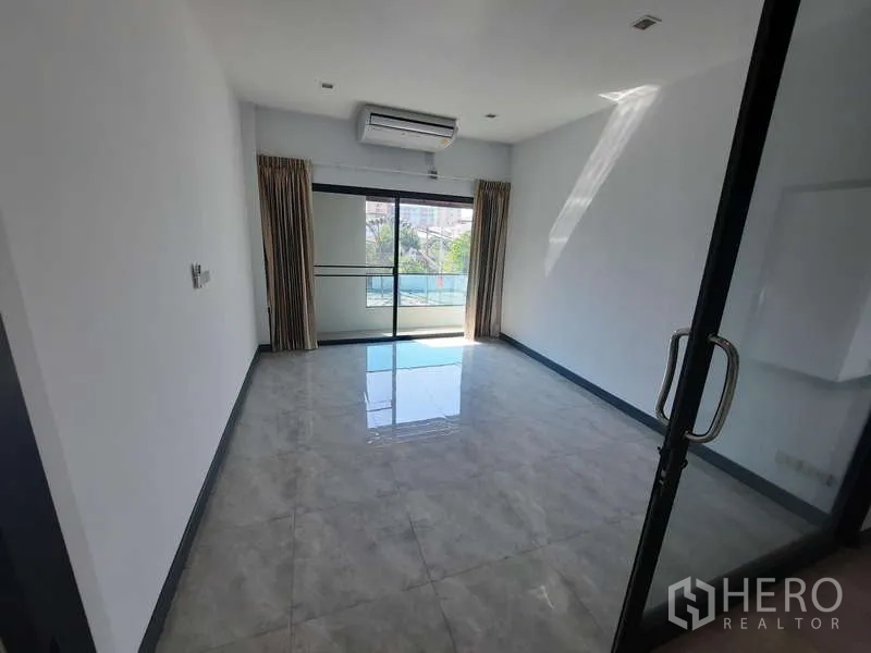 สำนักงานที่บ้าน ให้เช่าในHuai Khwang, Bangkok - ห้องส่วนตัวหรือห้องนอน กั้นด้วยกระจก มีแอร์ และระเบียง