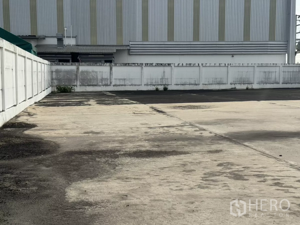 工厂 出租或出售在Bang Phli, Samut Prakan - 沿围墙延伸的长条混凝土空地。