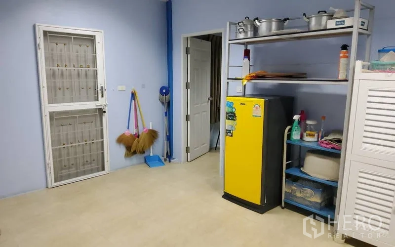 Warehouse for sale in Mueang Nonthaburi, Nonthaburi - Staff pantry with shelves, a small refrigerator and access to a washroom.