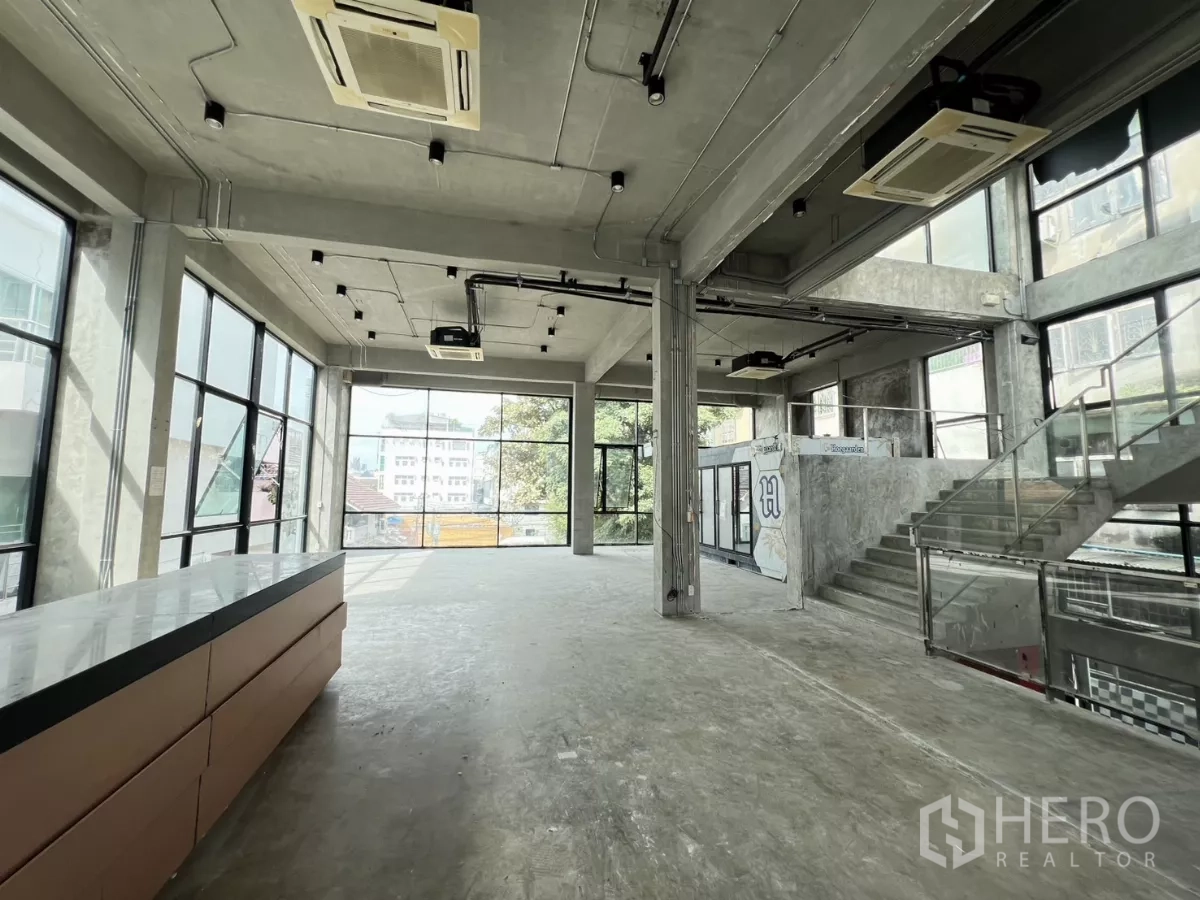独立商业地产 出租在Din Daeng, Bangkok - 明亮楼层，整面玻璃、石材台面与城市景观。