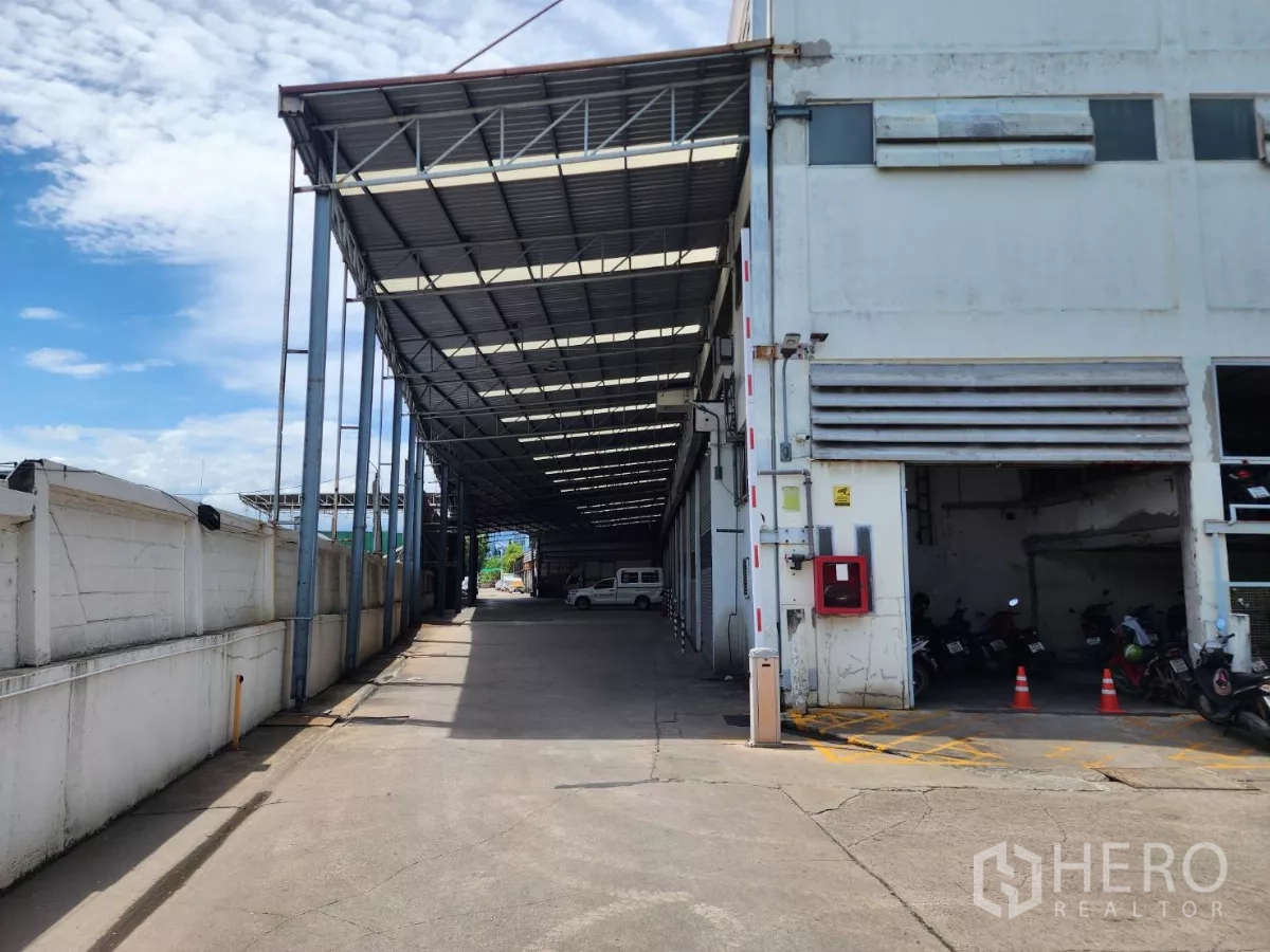 工厂 出租在Mueang Samut Sakhon, Samut Sakhon - 厂房侧边带金属顶棚的装卸通道与卷帘门。